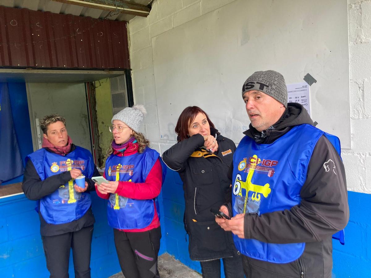Gélida mañana de campeonato de adiestramiento canino en Cornellana