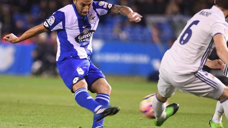 Guilherme dispara a portería en el partido de Riazor contra el Madrid.