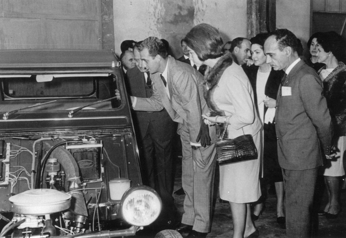 Los reyes Juan Carlos y Sofía, en Citroën en 1964. Los reyes Juan Carlos y Sofía, en Citroën en 1964.