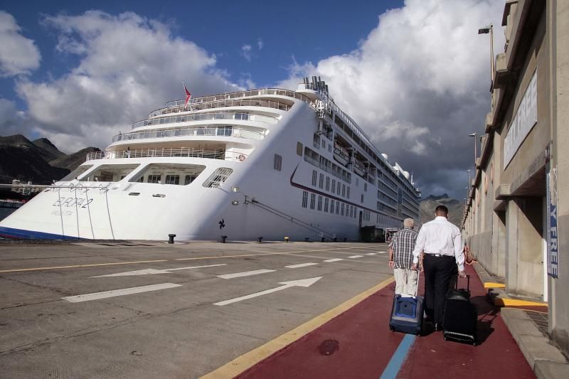 Llegada del crucero de lujo Europa2 al puerto de Santa Cruz de Tenerife