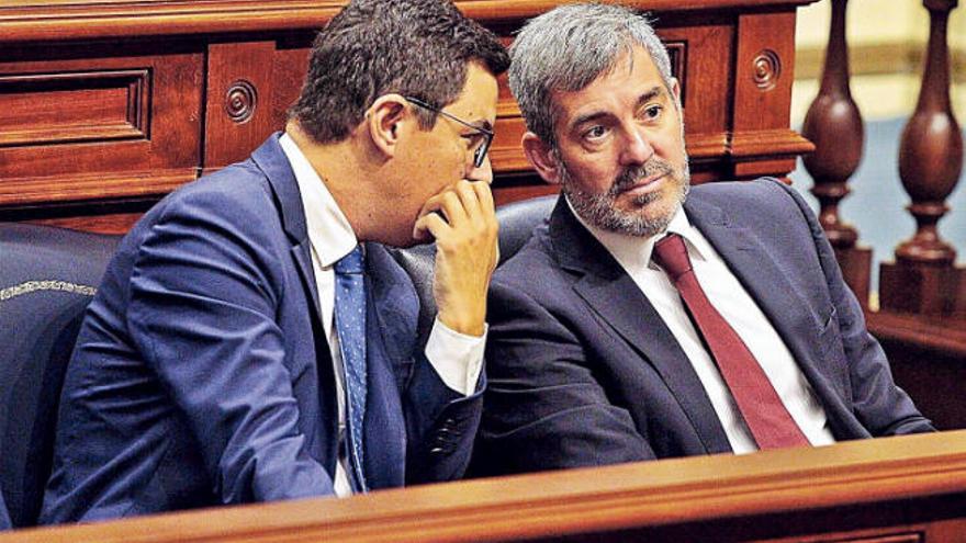 Pablo Rodríguez (izquierda) y Fernando Clavijo, ayer en el Parlamento.