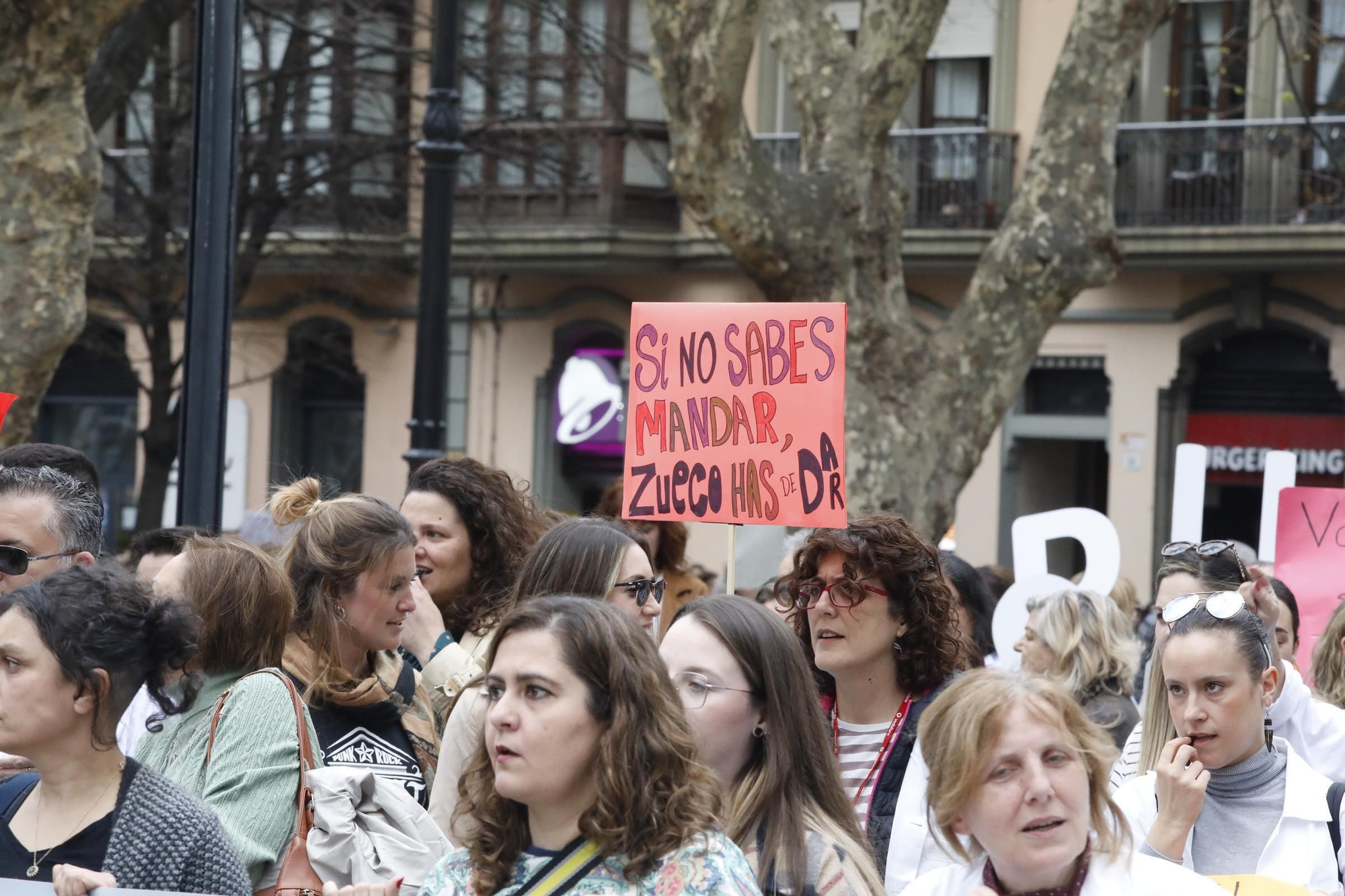 En imágenes: Los sanitarios se manifiestan en Gijón al grito de "no queremos más dinero, queremos mejores condiciones laborales"