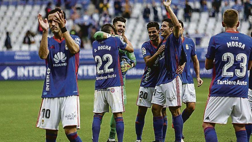 Los jugadores del Oviedo aplauden a la afición tras ganar al Cádiz.