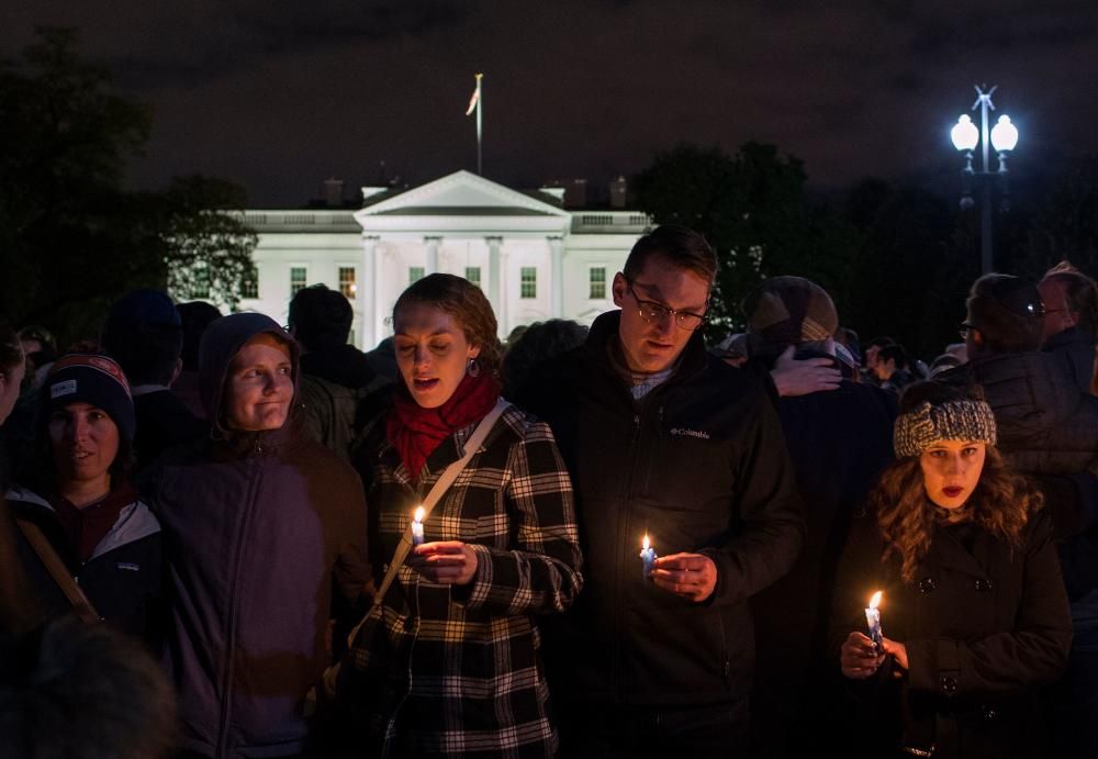 Cientos de personas han tomado parte en actos de recuerdo a las víctimas del ataque antisemita en Pittsburgh.