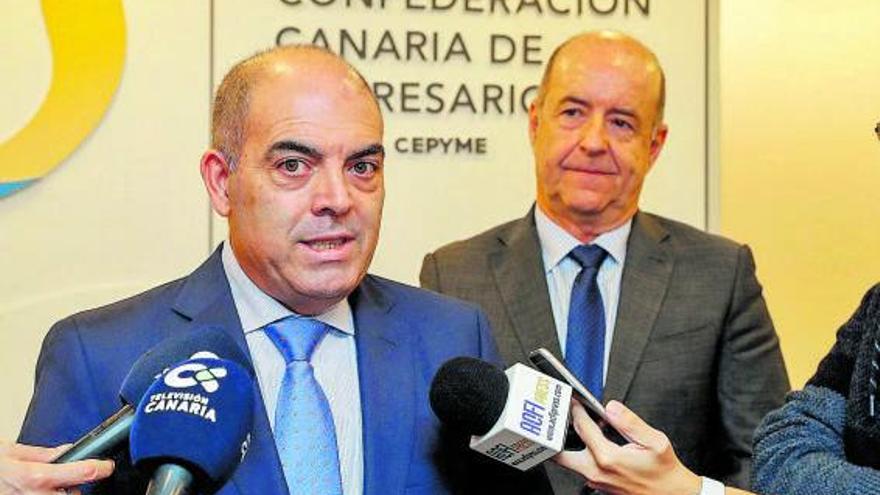 Lorenzo Amor (derecha), junto al presidente de la CCE, Pedro Ortega.