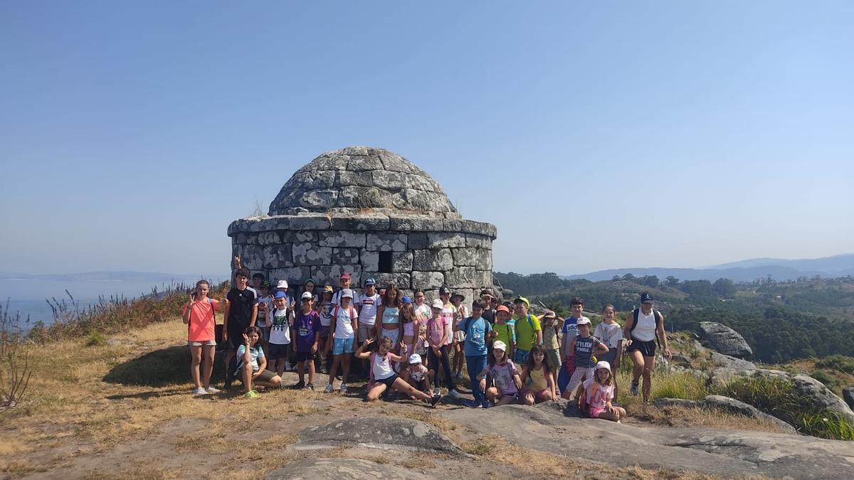 Á iniciaición nos deportes náuticos únenese excursións e actividades en grupo para coñecer de preto a contorna.