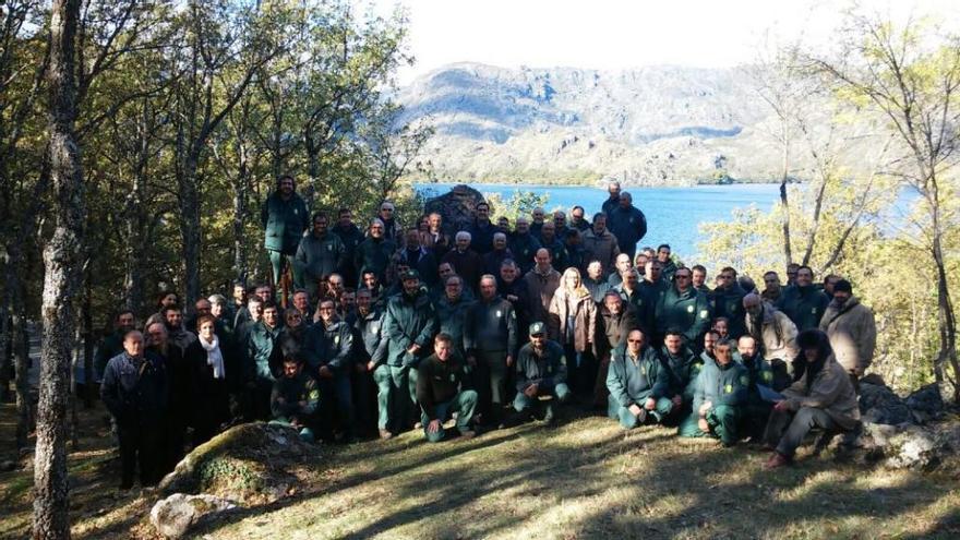 Alberto Castro y agentes medioambientales en el homenaje