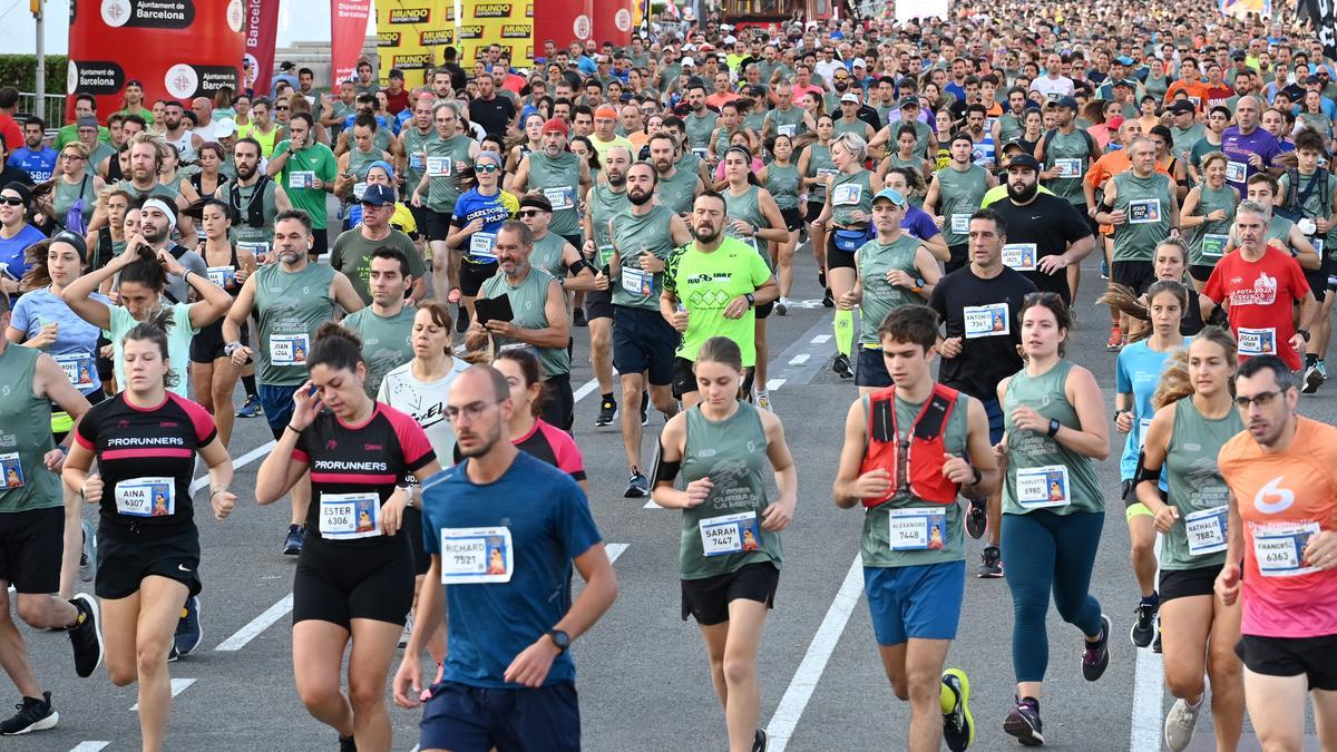 Los corredores toman la salida desde plaza España