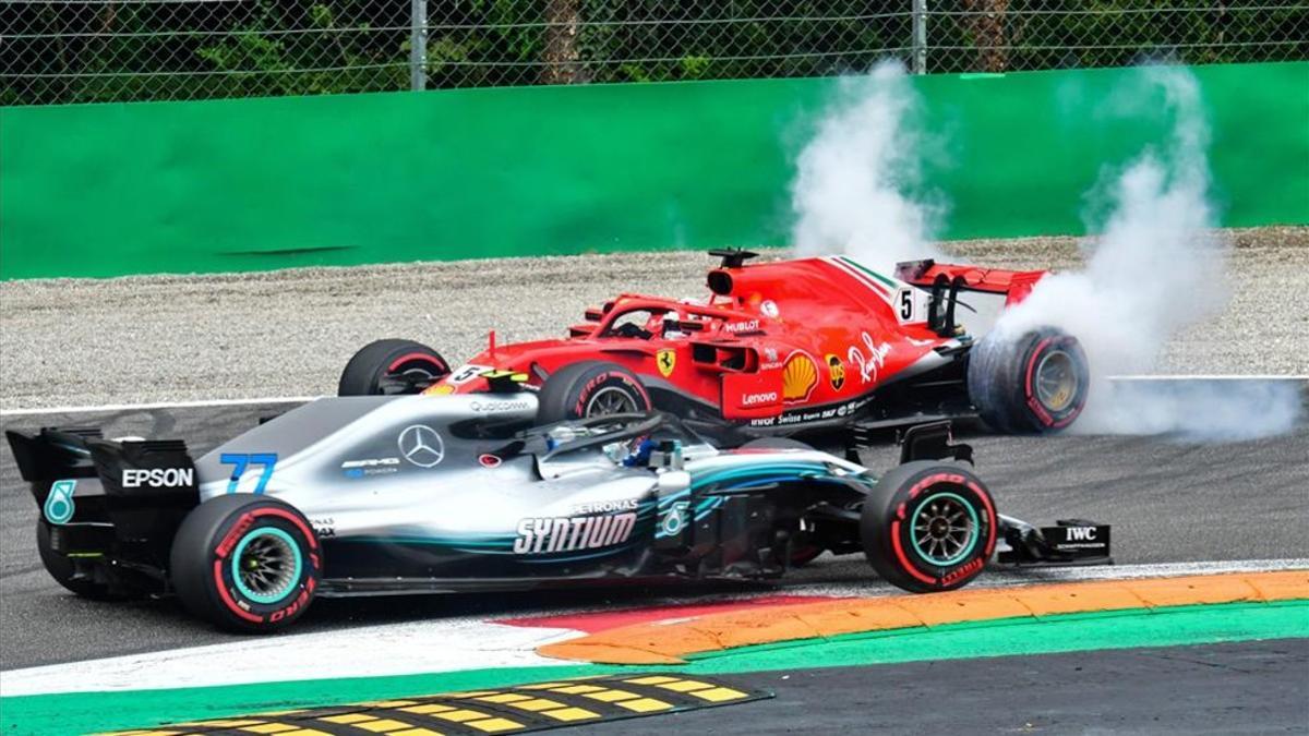 Vettel, en el momento de hacer un trompo tras tocarse con Hamilton