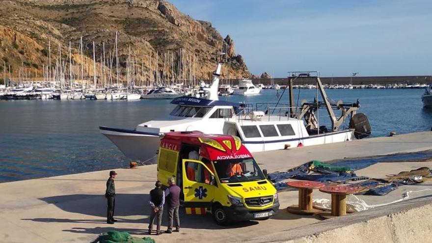 Rescatan a un marinero de Xàbia tras sufrir un accidente a bordo de un pesquero y caer al mar