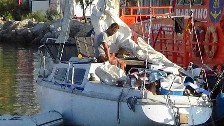 Velero amarrado en el puerto de Andratx que sufrió daños en el casco tras la colisión.