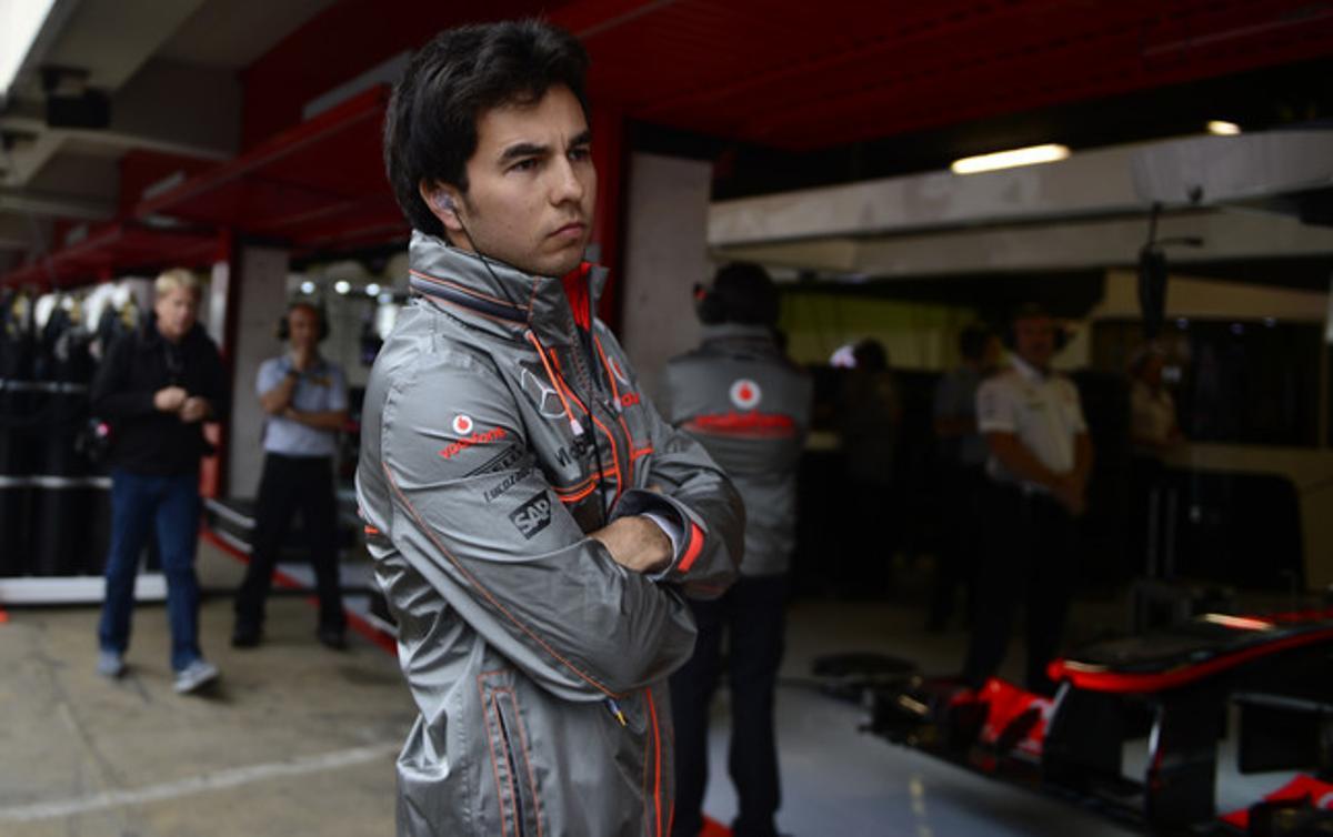 Sergio ’Checo’ Pérez, el 10 de maig, observa com treballa el seu equip als tallers del Circuit de Catalunya. Sergio ’Checo’ Pérez, el 10 de maig, observa com treballa el seu equip als tallers del Circuit de Catalunya.