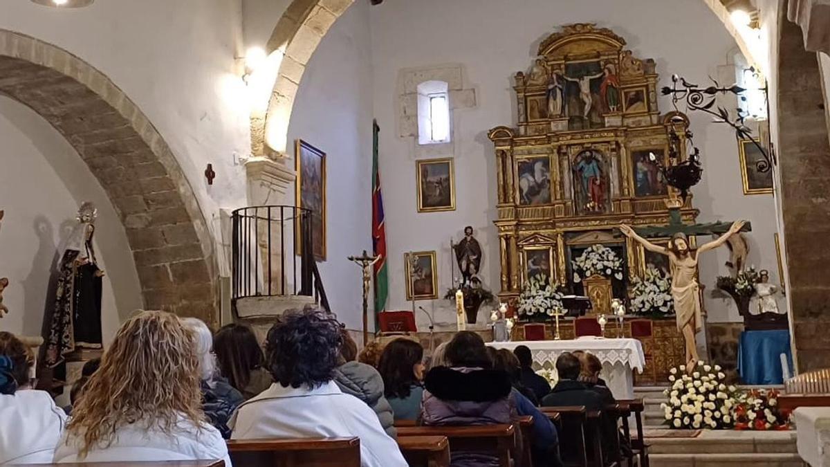 Celebración de una eucaristía en el interior de la iglesia de Santiago Apóstol en Muelas del Pan.  | CH. S.