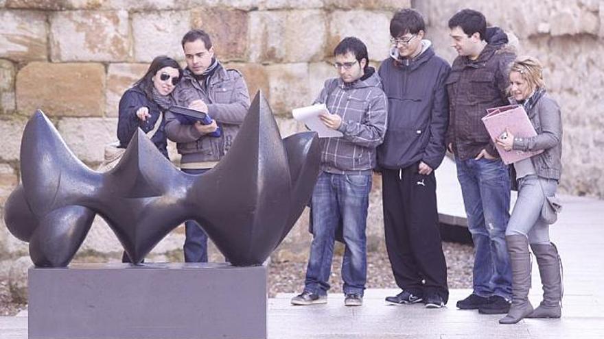 Varios alumnos observan una de las piezas de Lobo ubicadas en el Castillo de Zamora.