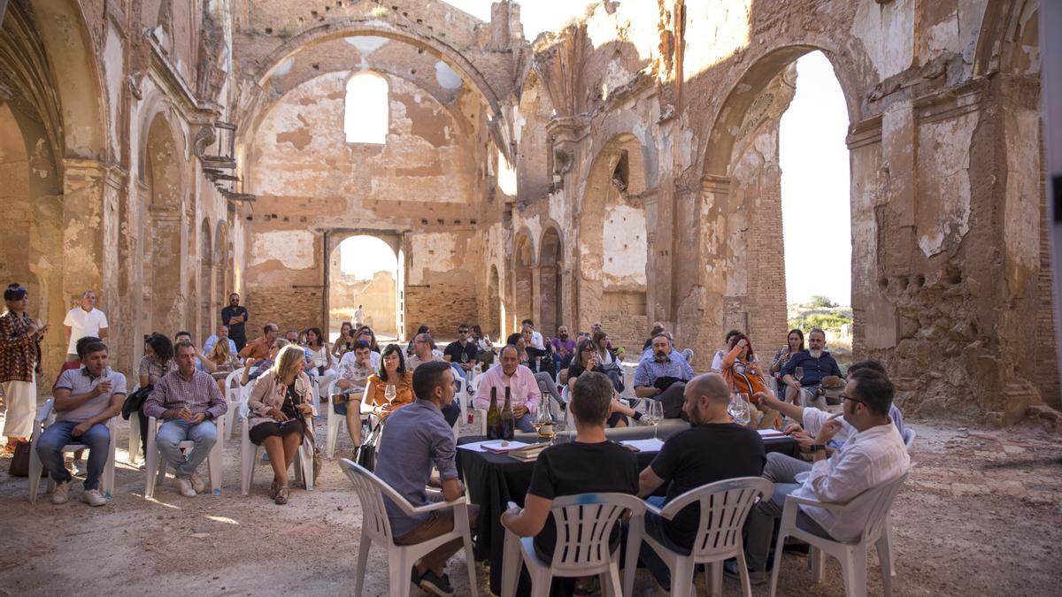 La segunda mesa redonda se celebró en las ruinas de la iglesia vieja de Belchite, convertida en atípico bar