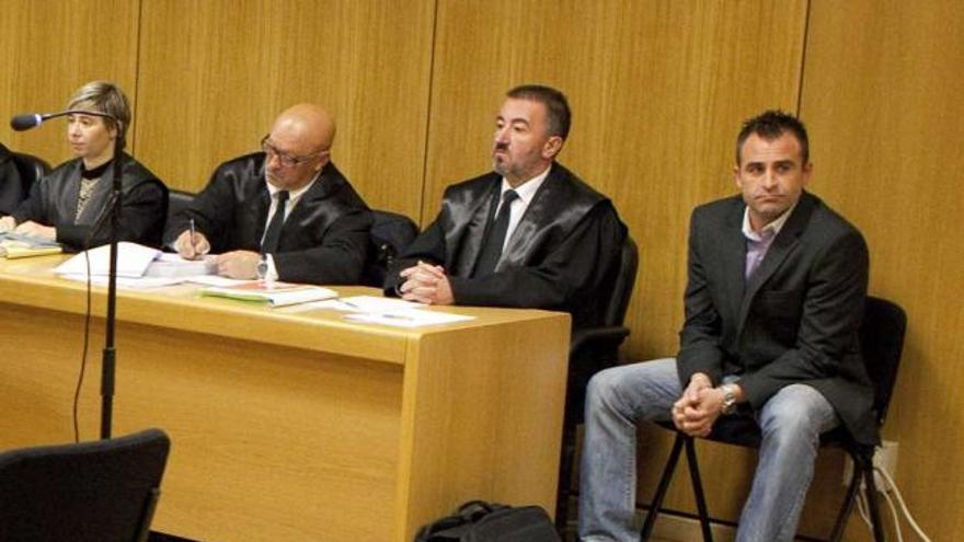 El acusado -sentado primero por la derecha-, ayer, en la sala de vistas de la Audiencia Provincial.