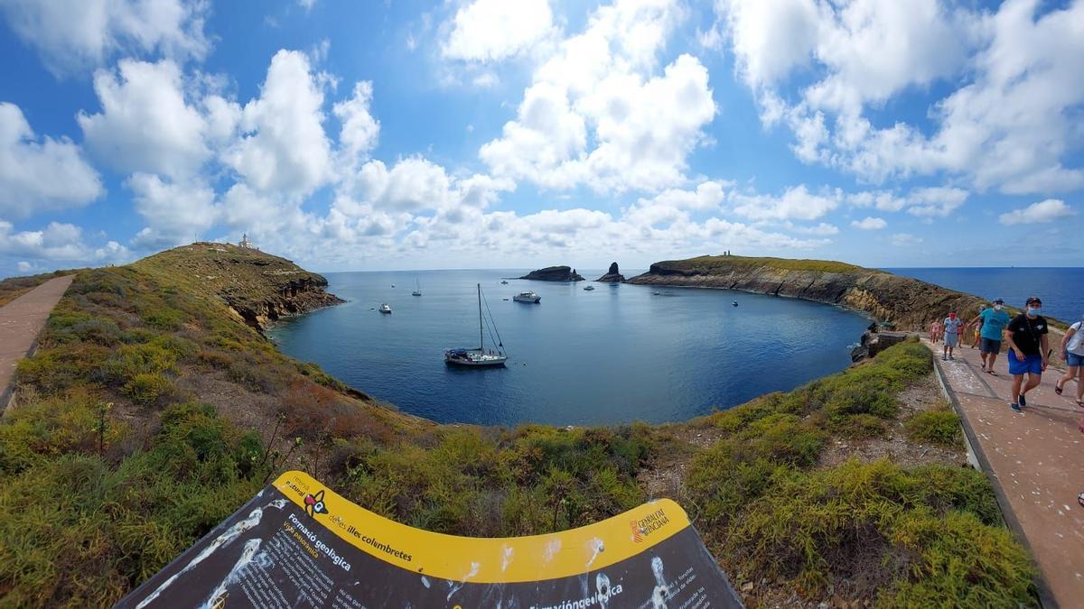 Ruta en barco y visita a tierra, con seguridad frente al covid-19, en las Islas Columbretes.