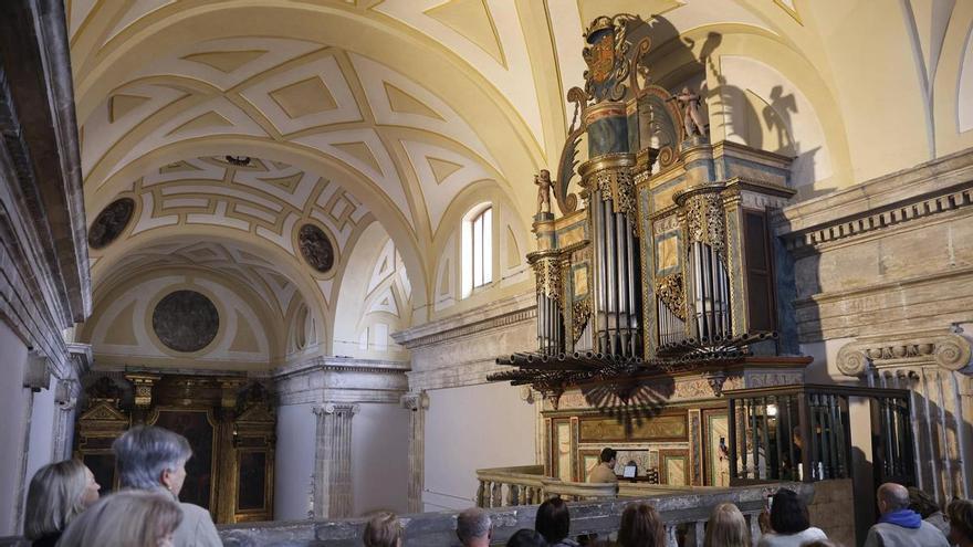 El órgano de La Corte, en Oviedo, resuena en honor a Feijoo
