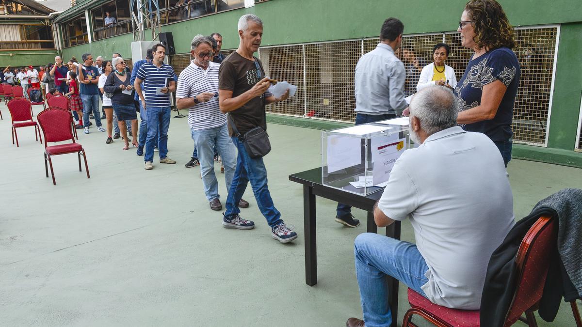 Los socios del Metropole votan la moción de censura