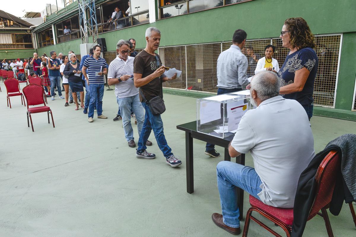 Los socios del Metropole votan la moción de censura