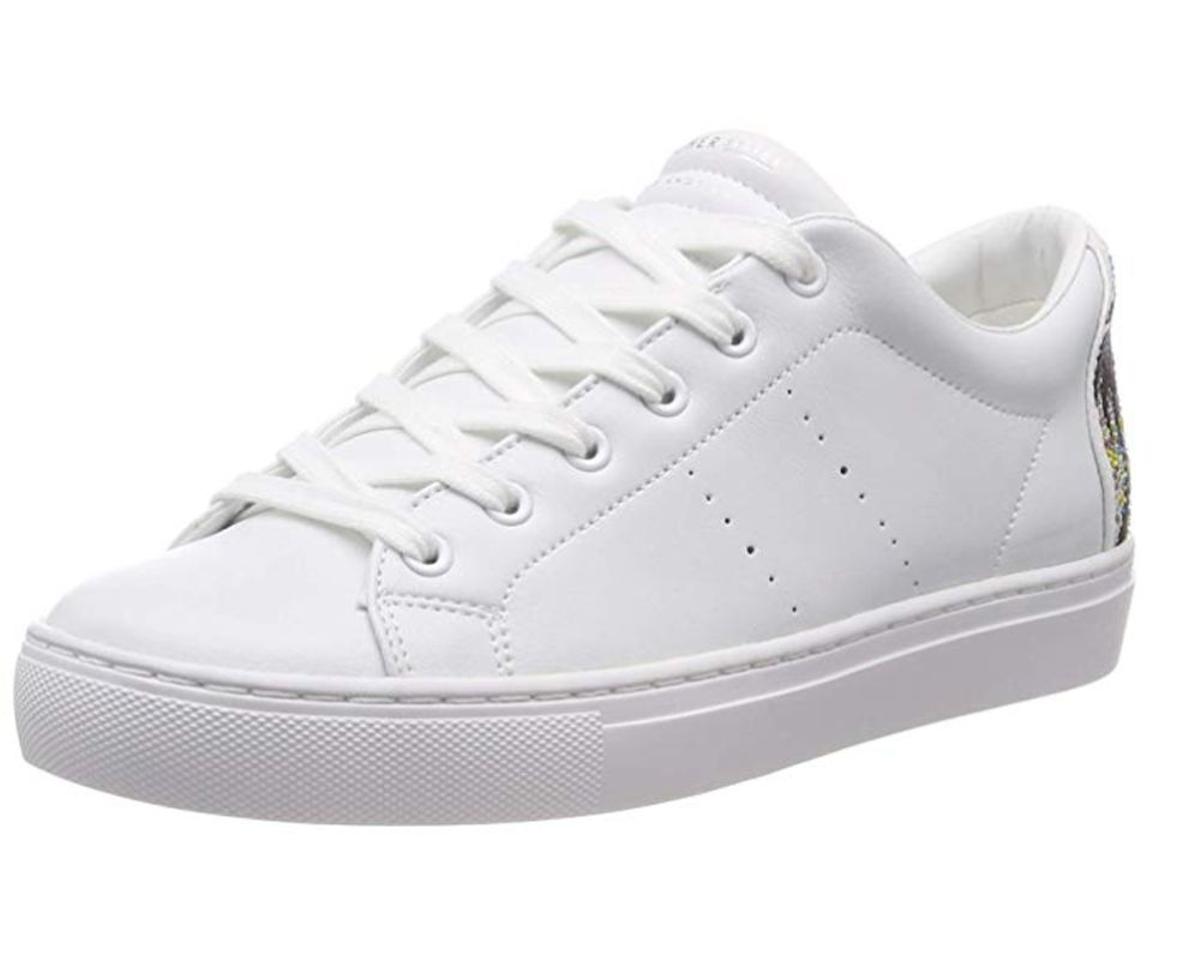 Sneakers blancas de Skechers (Precio especial: 27,28 - 46,14 euros)