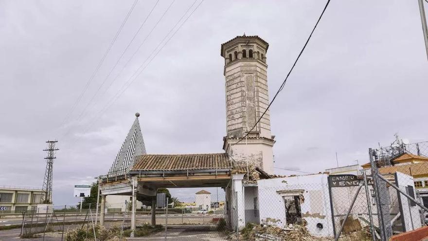 La antigua gasolinera de Cepansa que Mérida casi perdió vuelve a levantarse tras años de abandono