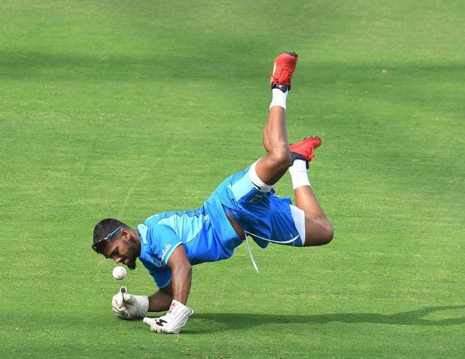 Nicholas Pooran durante una sesión de práctica antes del primer partido de cricket internacional T20 de una serie de tres partidos entre India e Indias Occidentales en el Estadio Internacional de Cricket Rajiv Gandhi en Hyderabad.