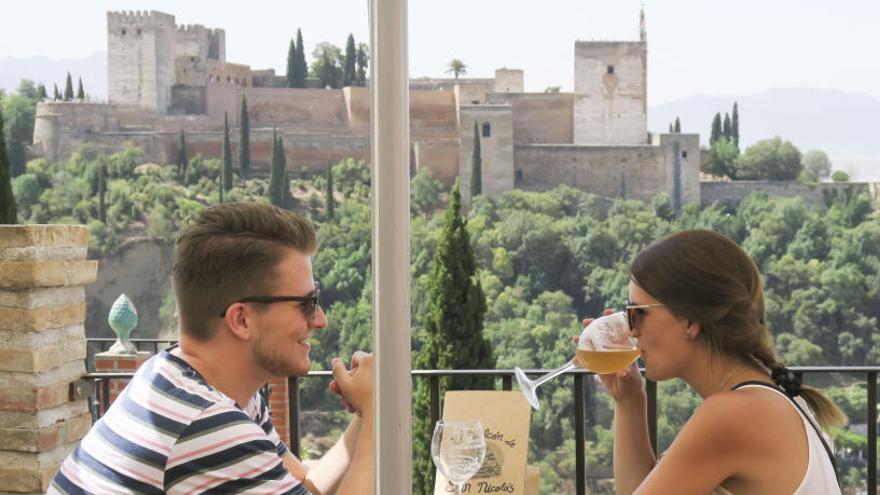 Turuistas frente a la Alhambra, en Granada.