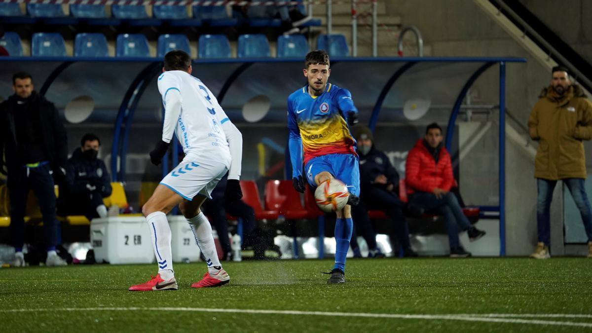 Manu Nieto filtra un balón al área durante un encuentro con el Andorra en el Estadi Internacional.