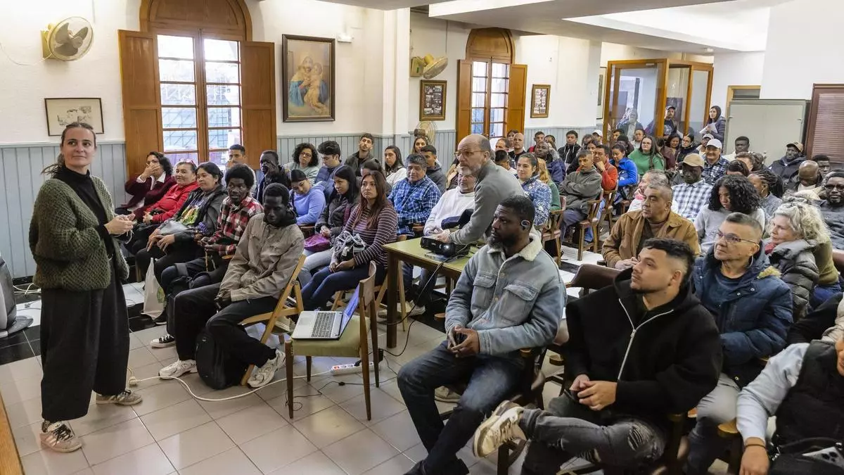 Cáritas guía en Mallorca a cientos de migrantes ante la regularización extraordinaria: “Ojalá pueda traer a mi familia”