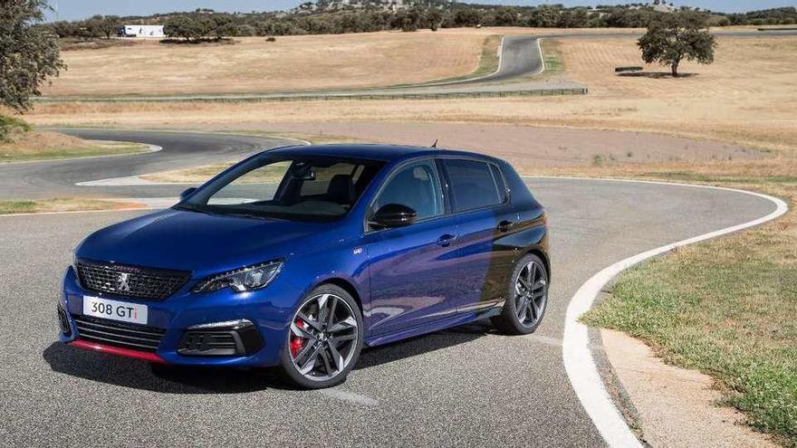 Peugeot 308 GTI de carrocería bicolor. Las llantas de 19 pulgadas dejan ver las pinzas de freno en rojo.