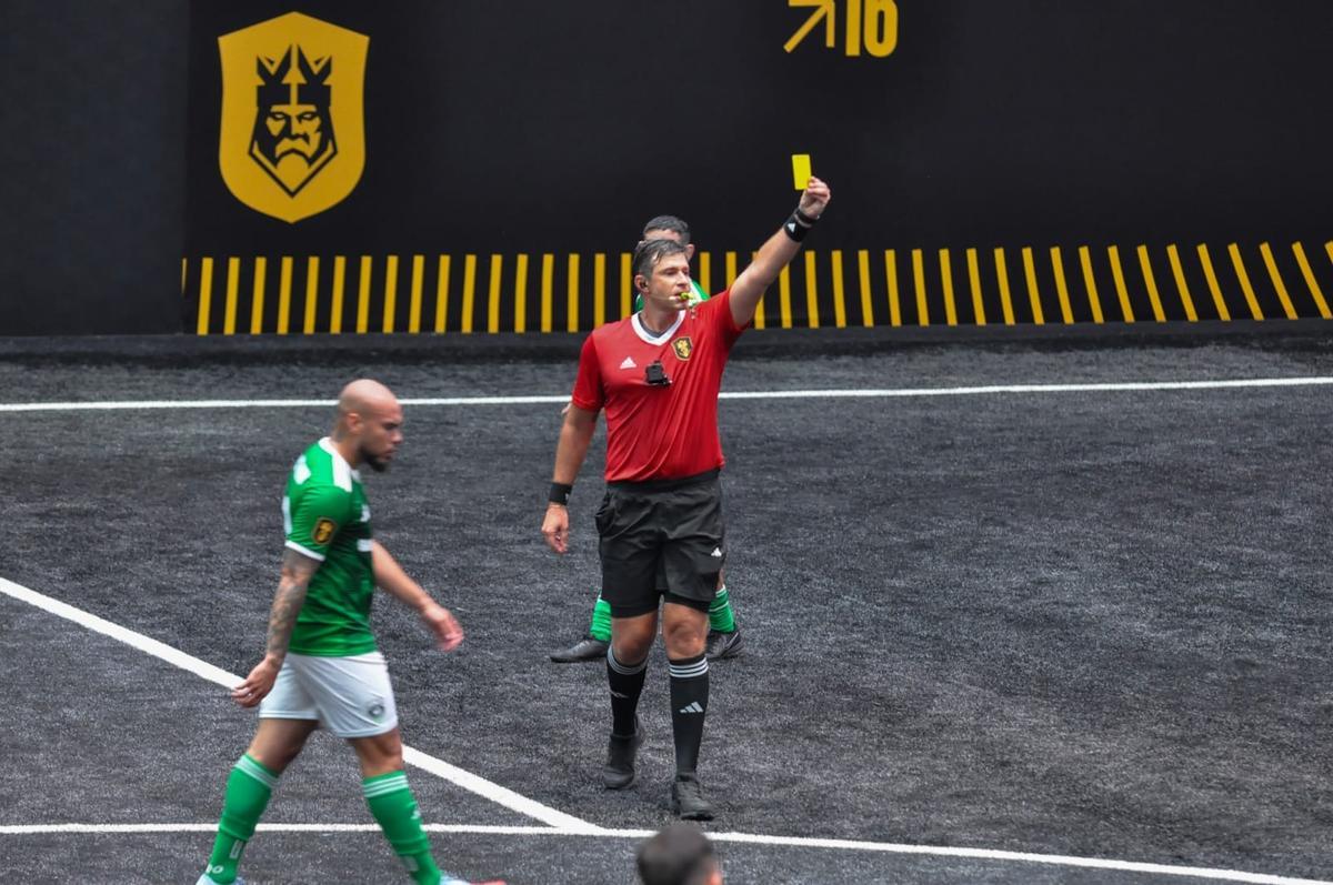 Leonardo Capizzani de Oliveira, arbitrando un partido en la Kings League de Brasil
