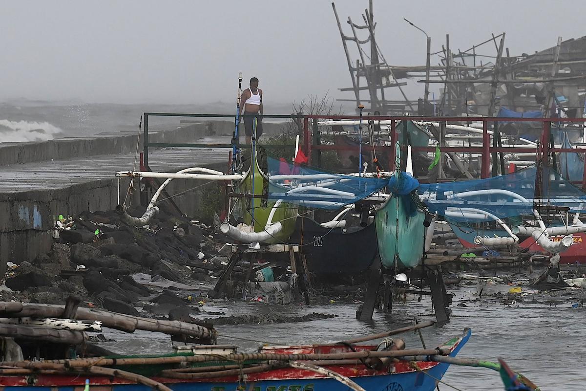 Un muerto y miles de desplazados tras el paso del tifón Doksuri por el norte de Filipinas