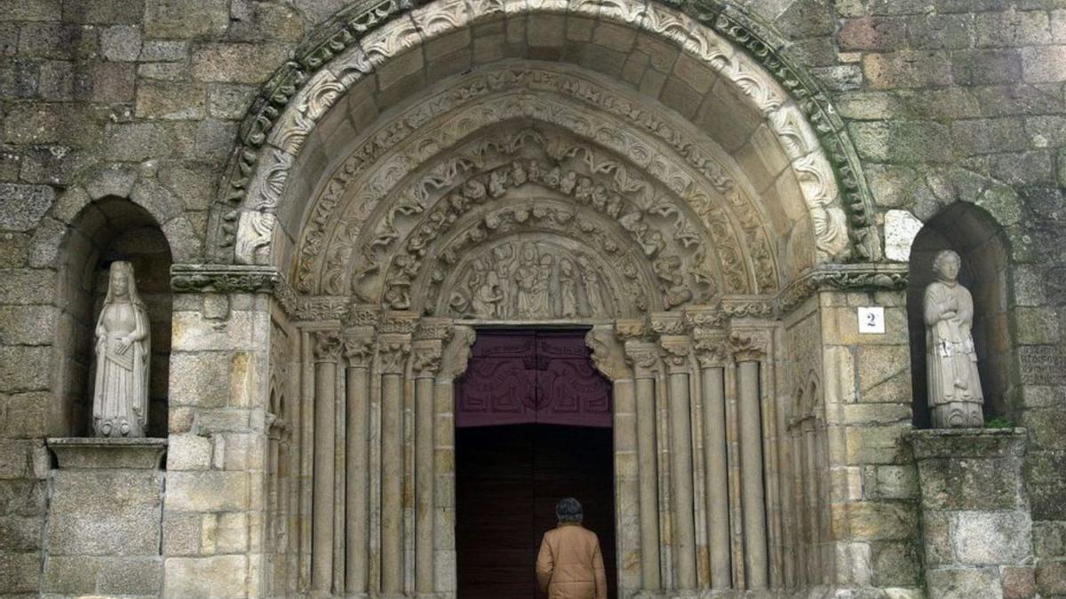 Portada de la iglesia de Santa María do Azougue.   | // JUAN VARELA