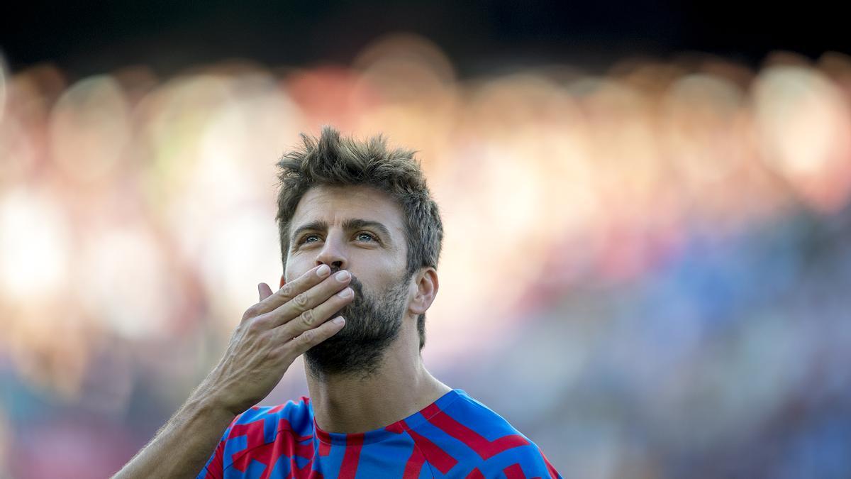 Gerard Piqué lanza un beso a alguien en la grada del Camp Nou tras su calentamiento.