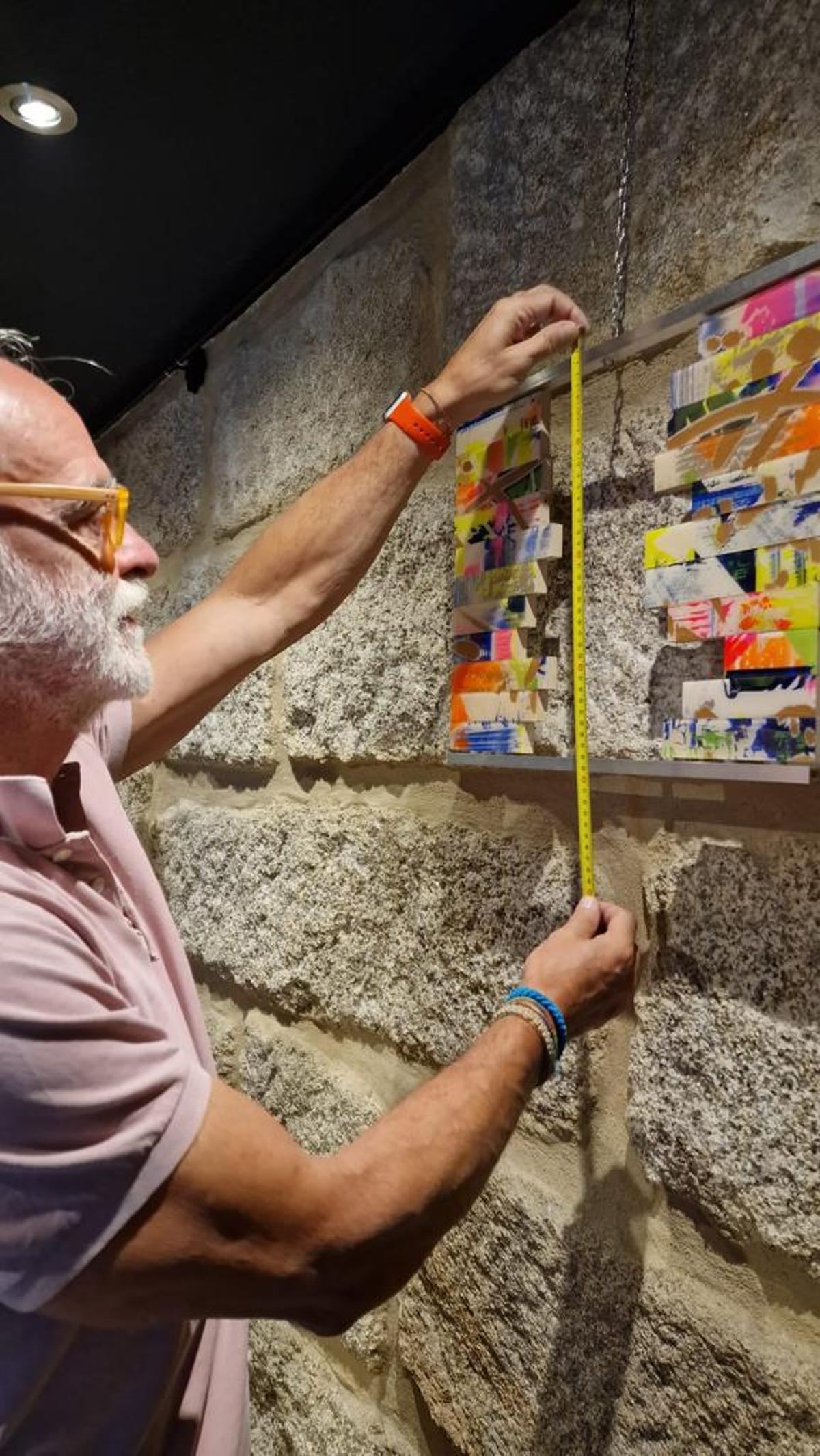 Lafuente, durante el montaje de la exposición.