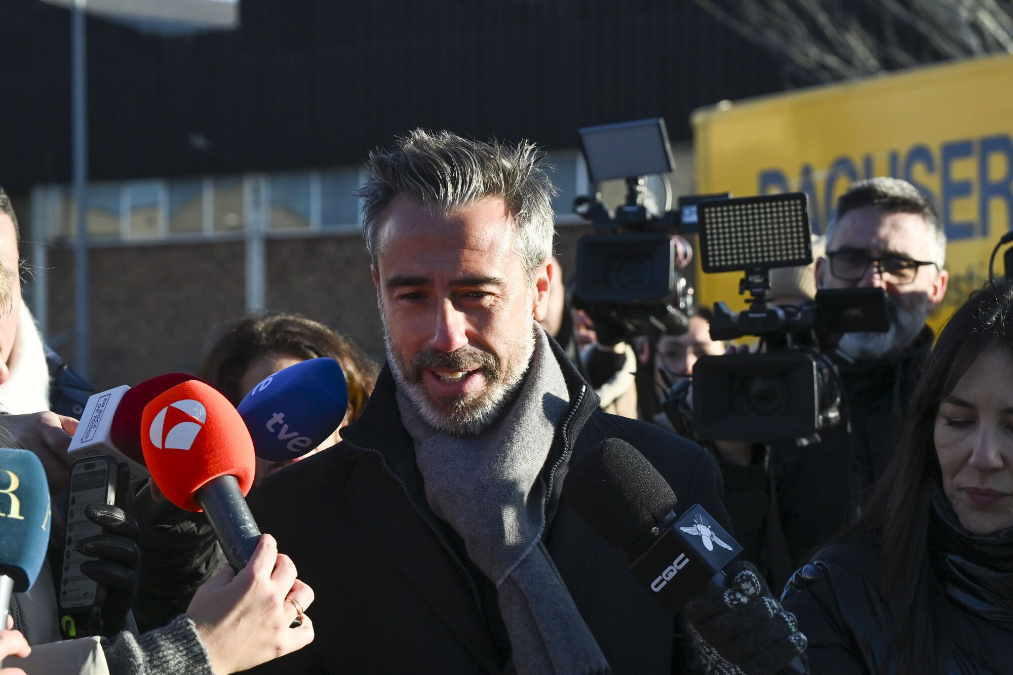 SAN FERNANDO DE HENARES (MADRID), 03/02/2025.- El exentrenador de la selección femenina Jorge Vilda atiende a los medios a su llegada a la Audiencia Nacional de San Fernando de Henares donde este lunes arranca el juicio contra el expresidente de la Federación Española de Fútbol (RFEF) Luis Rubiales, acusado de agresión sexual y coacciones por el beso que dio a la futbolista Jenni Hermoso tras la victoria del Mundial en Sídney (Australia) el 20 de agosto de 2023 y que ella asegura que no consintió. Rubiales se enfrentará a una petición de dos años y medio de cárcel y compartirá banquillo con tres personas de su confianza en la Federación: el exdirector deportivo de la selección masculina Albert Luque, el exentrenador de la femenina Jorge Vilda y el antiguo responsable de Marketing de la RFEF Rubén Rivera. EFE/Fernando Villar