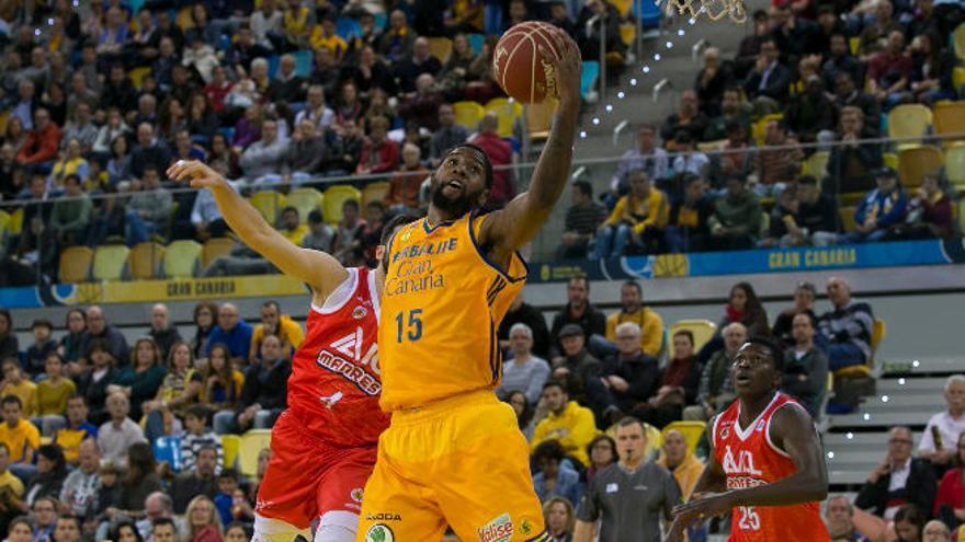 Bo McCalebb supera a Machado, base del ICL Manresa, en una entrada a canasta.