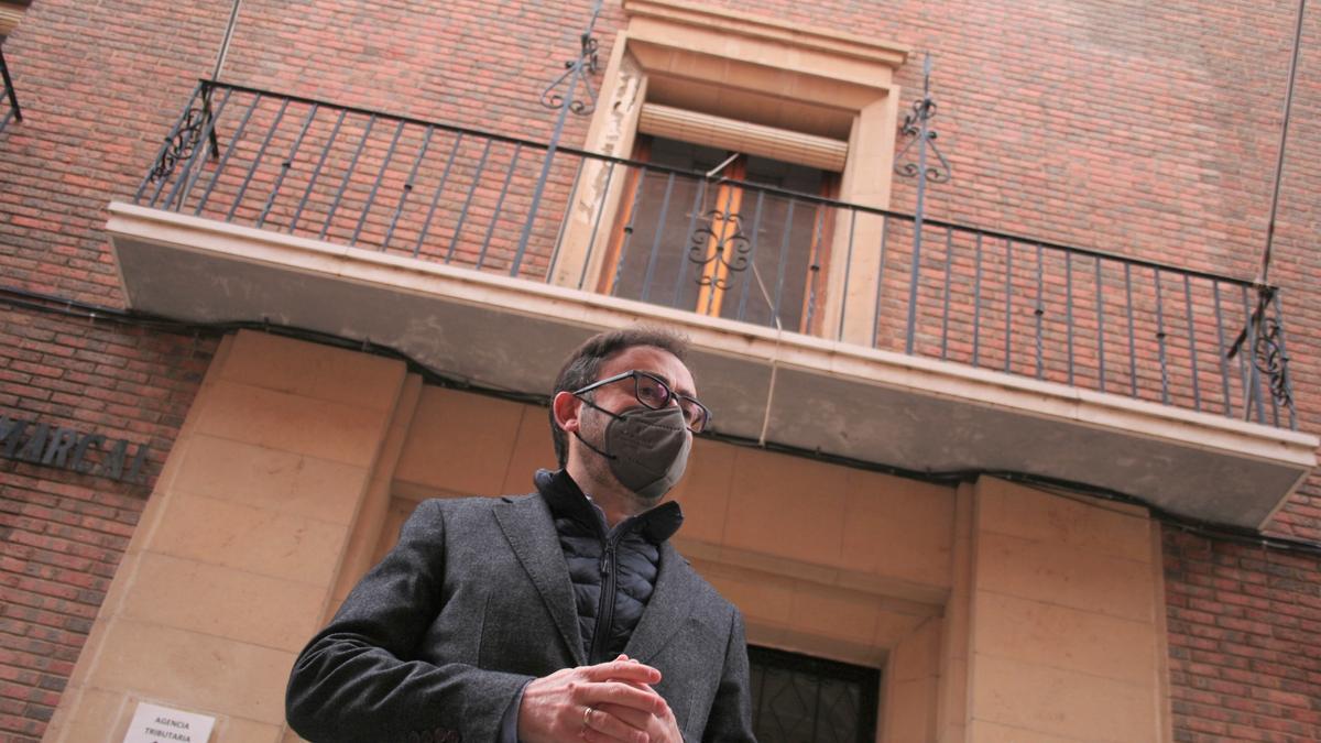 Isidro Abellán a las puertas del antiguo Centro Comarcal de Salud.