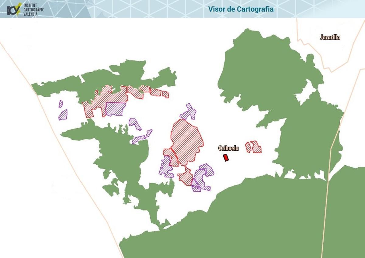 La planta nueva (en rojo), las denegadas (con un rayado de color rojo), las que están en tramitación (con un rayado morado) y el actual Paisaje Protegido (en verde)
