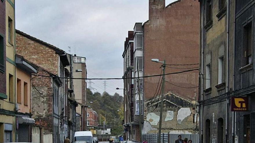 Calle La Nalona de Sama (Langreo), en la que se acometerán derribos.