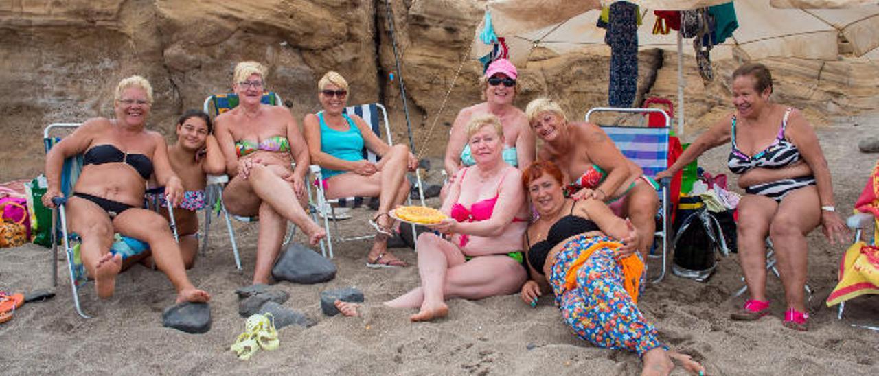 Chona, Nayara, Manoli, Victoria, Isabel, Isa, Josefina, Mary y Blanca, ayer, pasando el día en la playa de El Confital. Josefina trajo una tortilla para picar. El grupo se llama las Lady Baby. Faltan cinco.