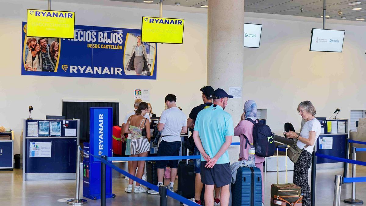 Pasajeros aguardan para facturar sus equipajes en el aeropuerto de Castellón.