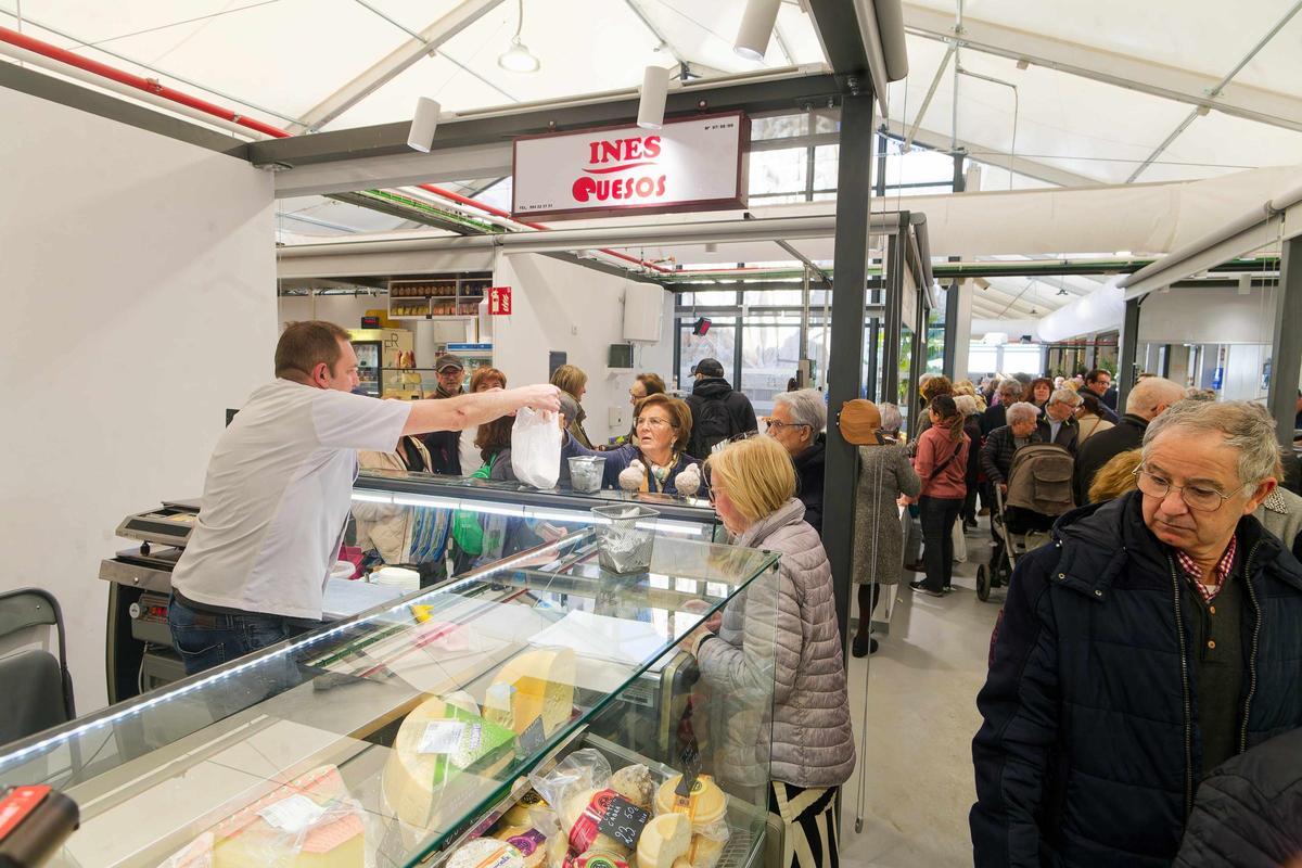 El mercado provisional, luminoso y con 42 paradas, aprueba 'con nota'