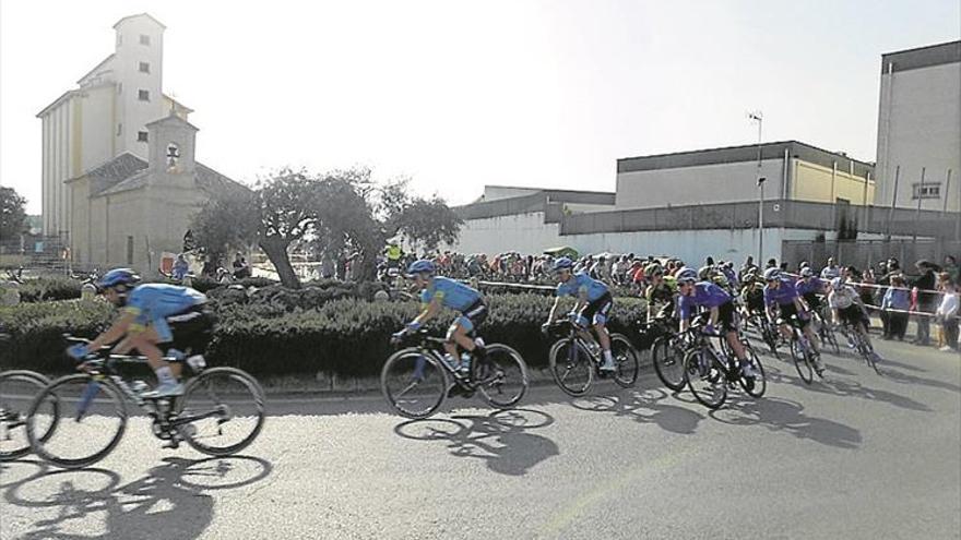 La comarca vibra con el paso de la Vuelta Ciclista a Andalucía