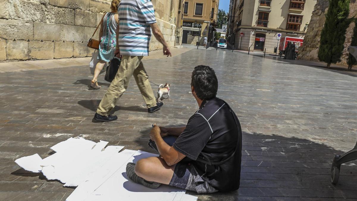 Mendicidad en una calle de Elche.