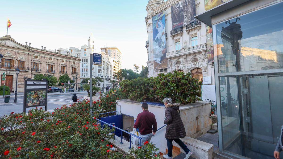 Entrada al aparcamiento en la Plaza de Tetuán donde fueron caminando desde El Ventorro Maribel Vilaplana y Carlos Mazón, el 29-O.