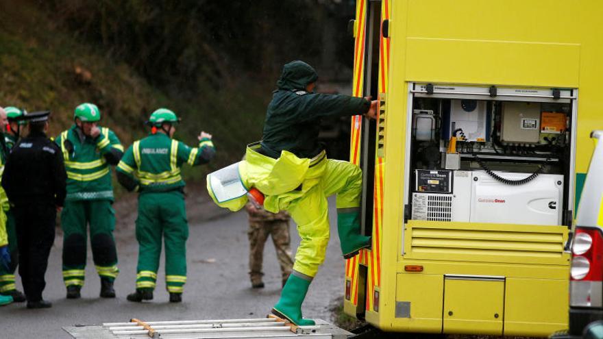 Un equip d&#039;emergències durant l&#039;evacuació de l&#039;exespia.