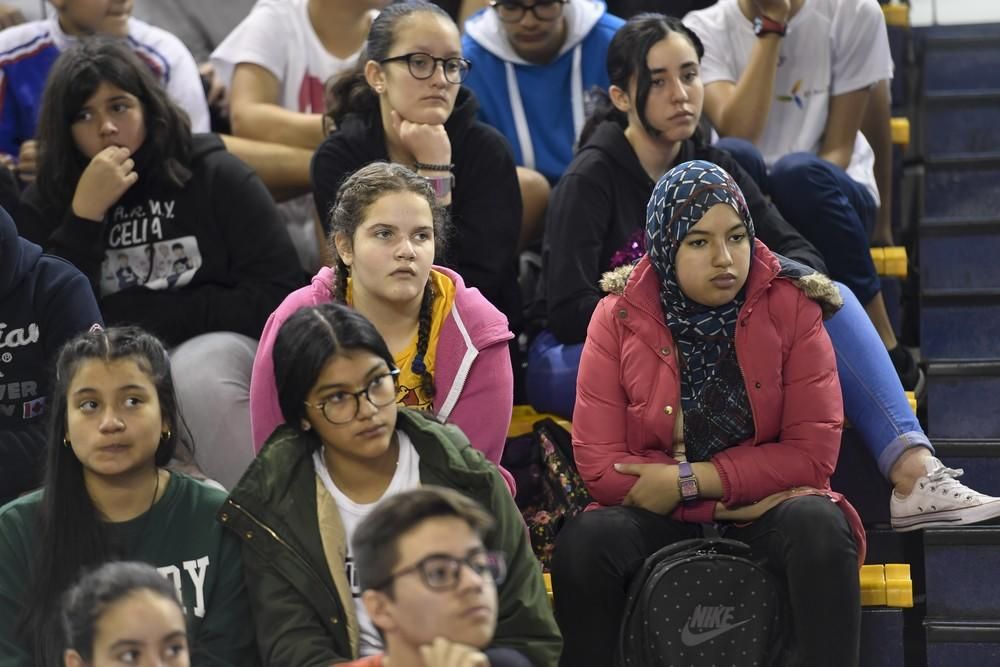 La diputada Carla Antonelli, con estudiantes de Secundaria en el Centro Insular de Deportes