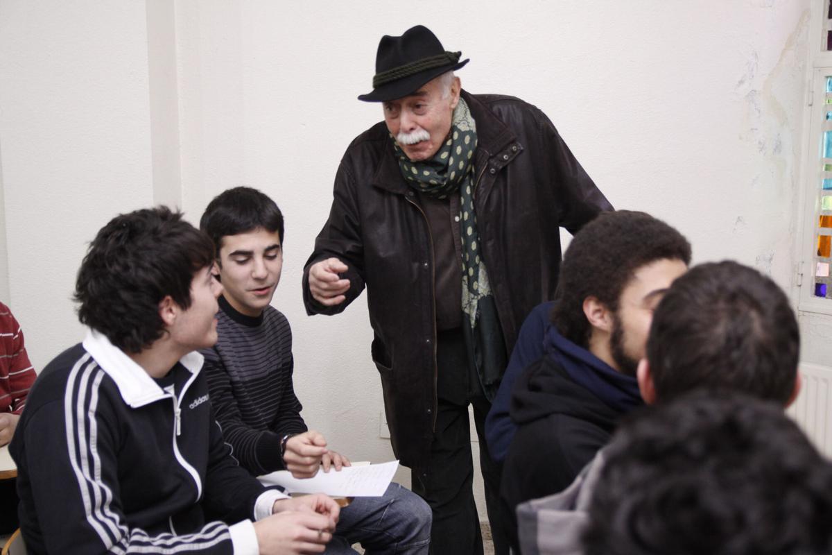 El poeta conversa con un grupo de adolescentes en Zamora. | Emilio Fraile Hilario Tundidor saluda a los zamoranos al inaugurar la placa con su nombre en la calle de las Damas. | Emilio Fraile El poeta zamorano JESUS HILARIO TUNDIDOR charla con los alumnos de segundo de bachillerato del instituto Maestro Haedo antes de su intervención. HILARIO TUNDIDOR